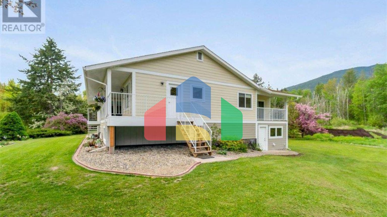 Residential - Single Family Home - Salmon Arm, Canada - Canada