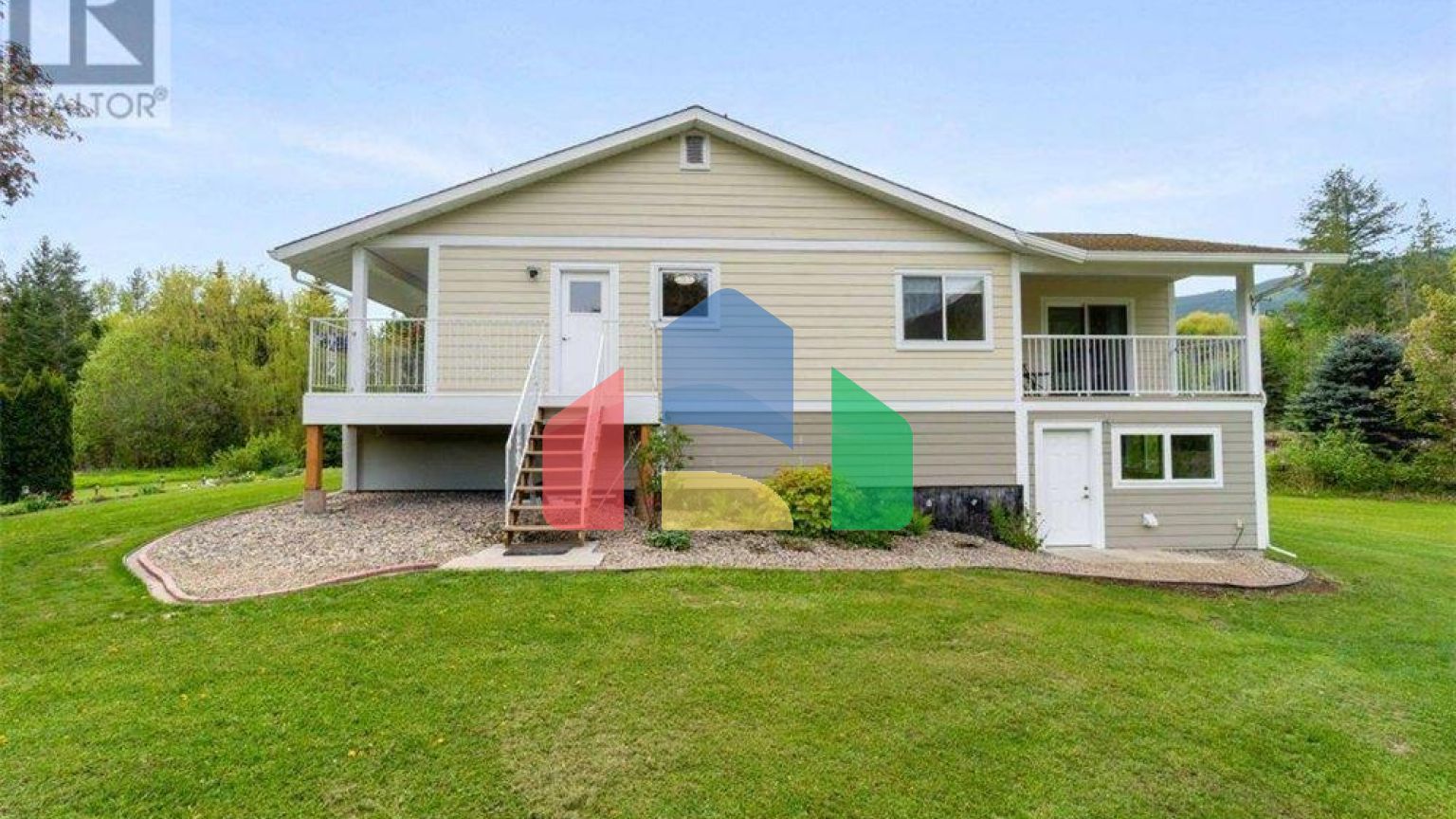 Residential - Single Family Home - Salmon Arm, Canada - Canada