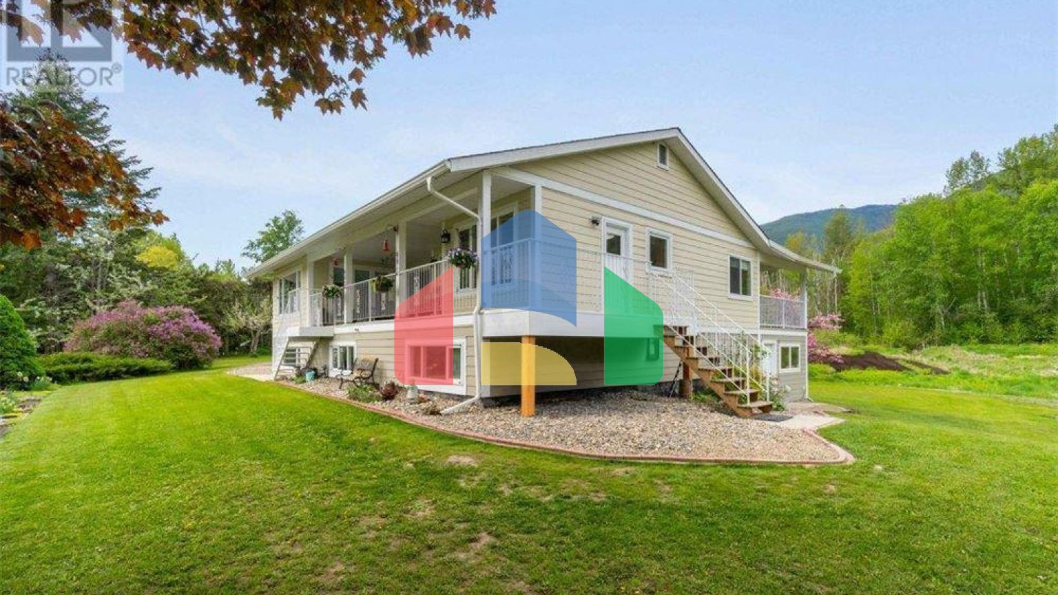 Residential - Single Family Home - Salmon Arm, Canada - Canada