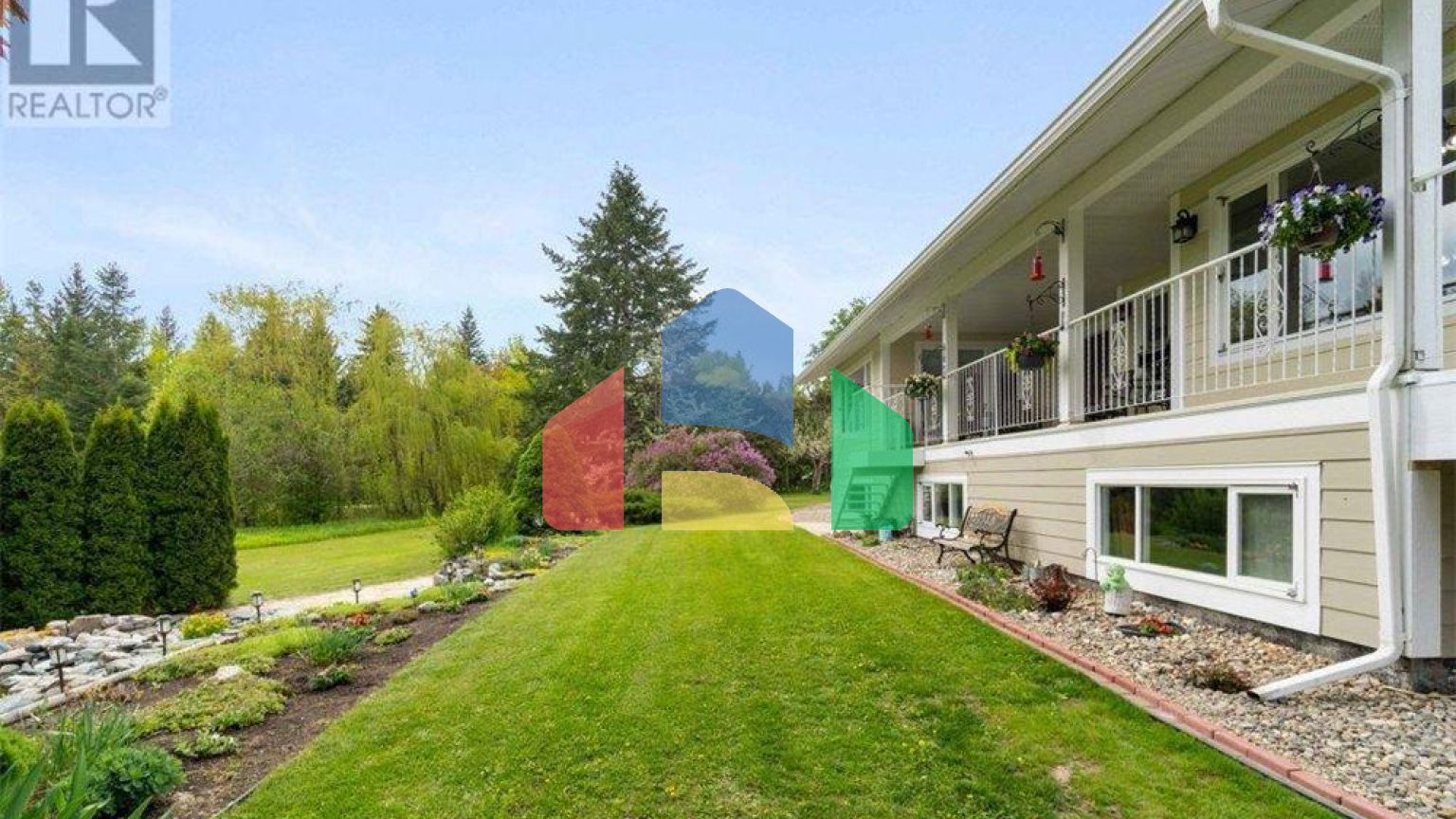 Residential - Single Family Home - Salmon Arm, Canada - Canada