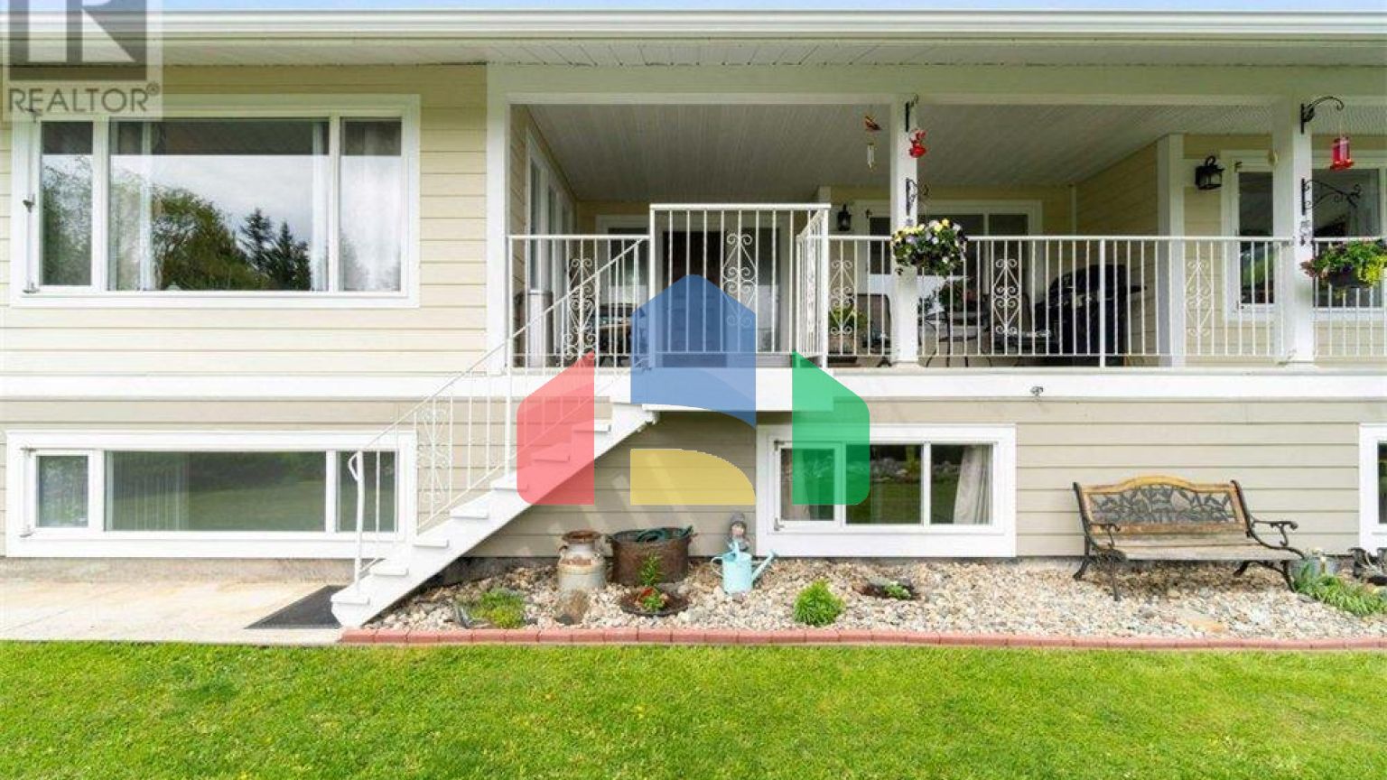 Residential - Single Family Home - Salmon Arm, Canada - Canada