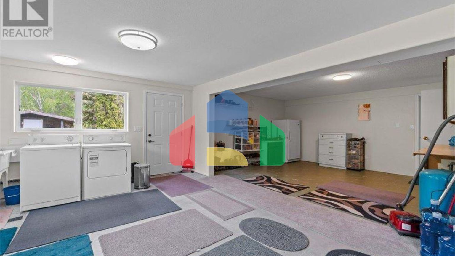 Residential - Single Family Home - Salmon Arm, Canada - Canada