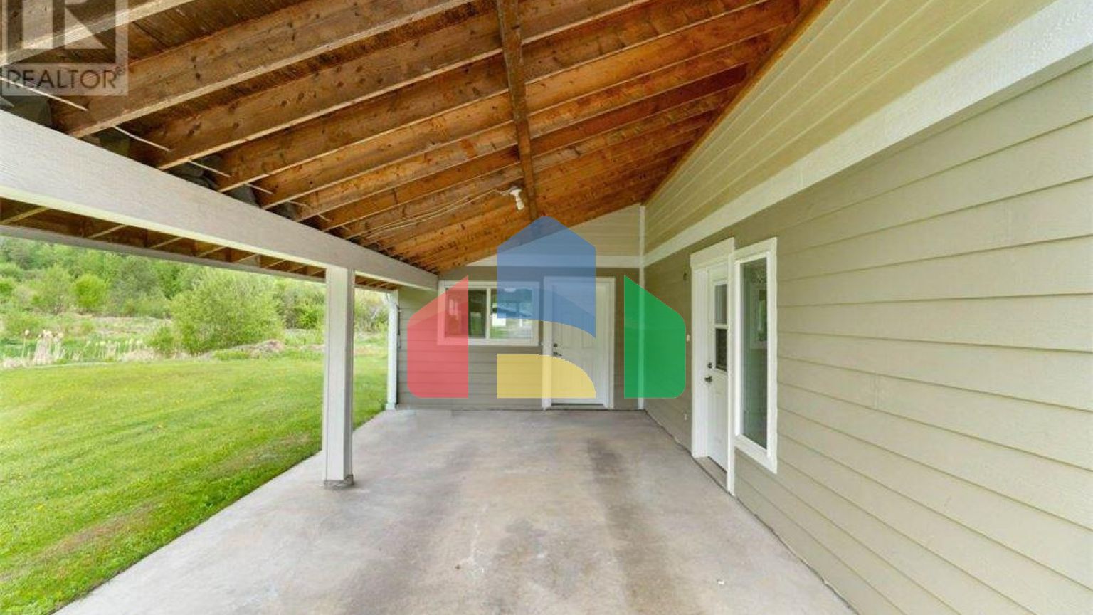 Residential - Single Family Home - Salmon Arm, Canada - Canada