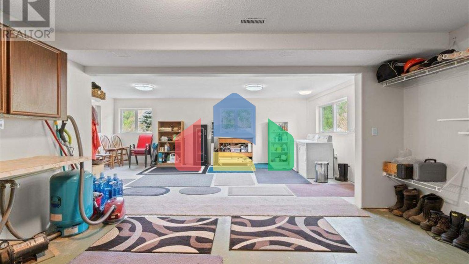 Residential - Single Family Home - Salmon Arm, Canada - Canada