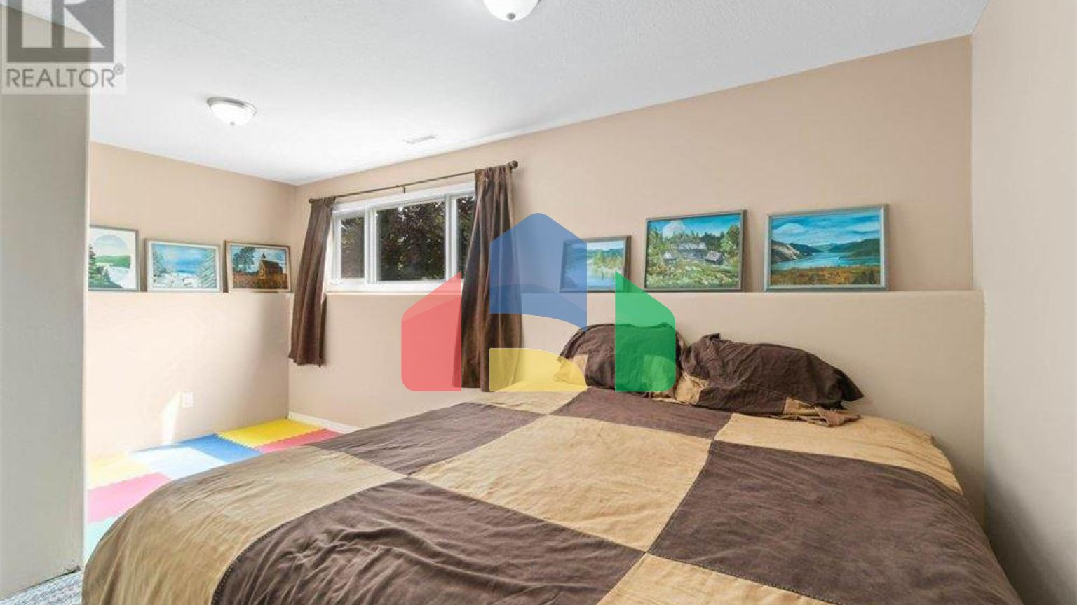 Residential - Single Family Home - Salmon Arm, Canada - Canada