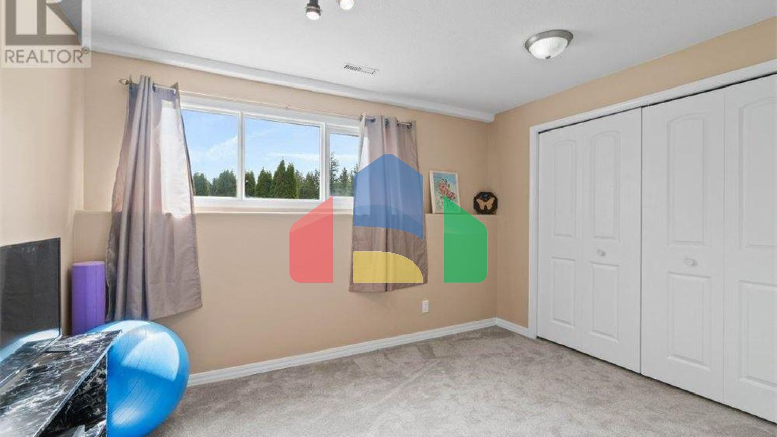 Residential - Single Family Home - Salmon Arm, Canada - Canada