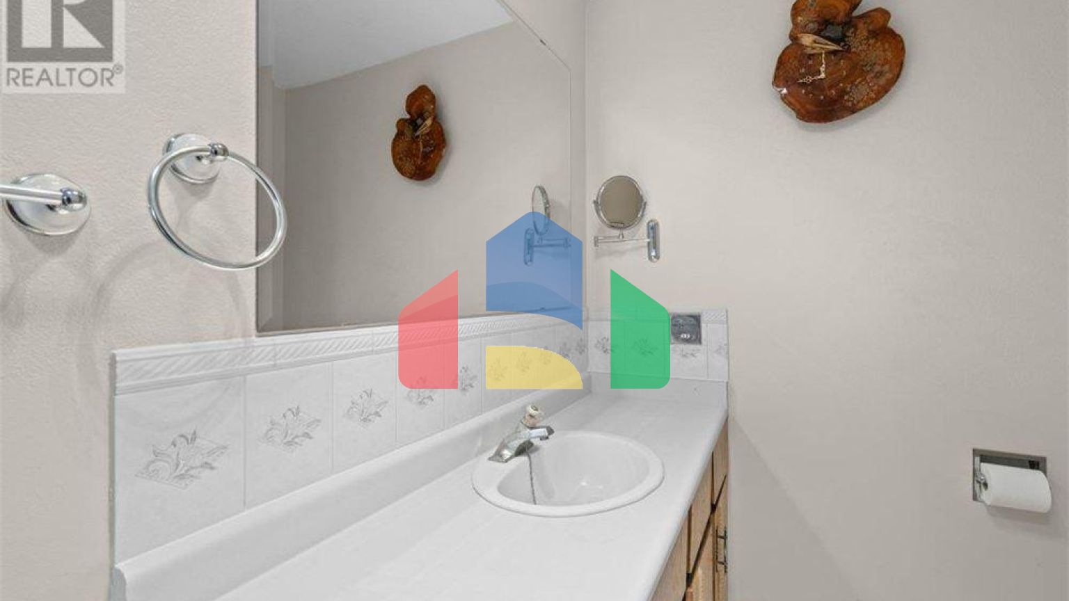 Residential - Single Family Home - Salmon Arm, Canada - Canada