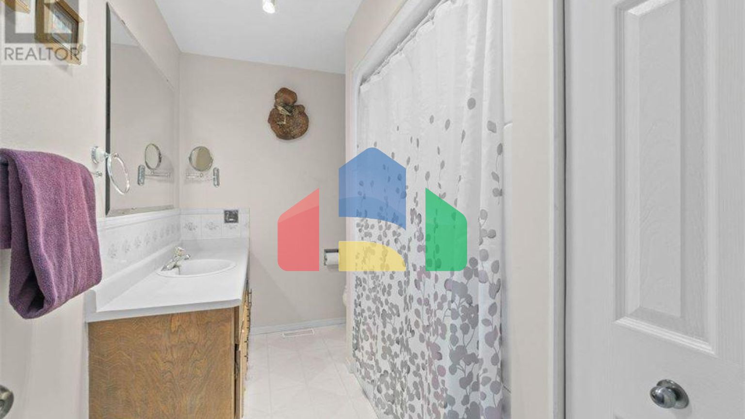 Residential - Single Family Home - Salmon Arm, Canada - Canada