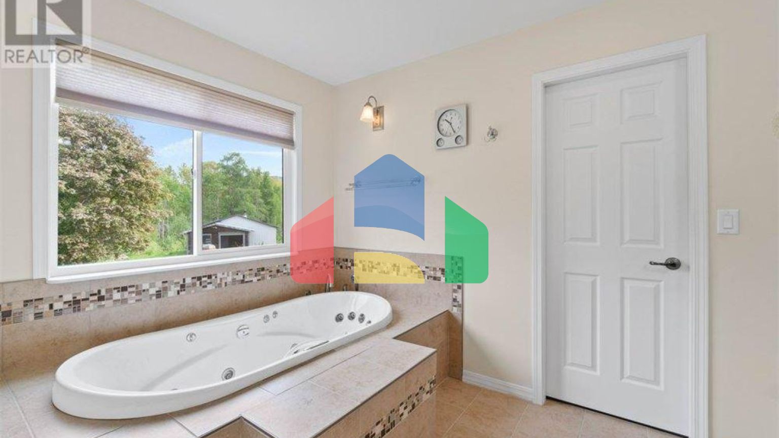 Residential - Single Family Home - Salmon Arm, Canada - Canada