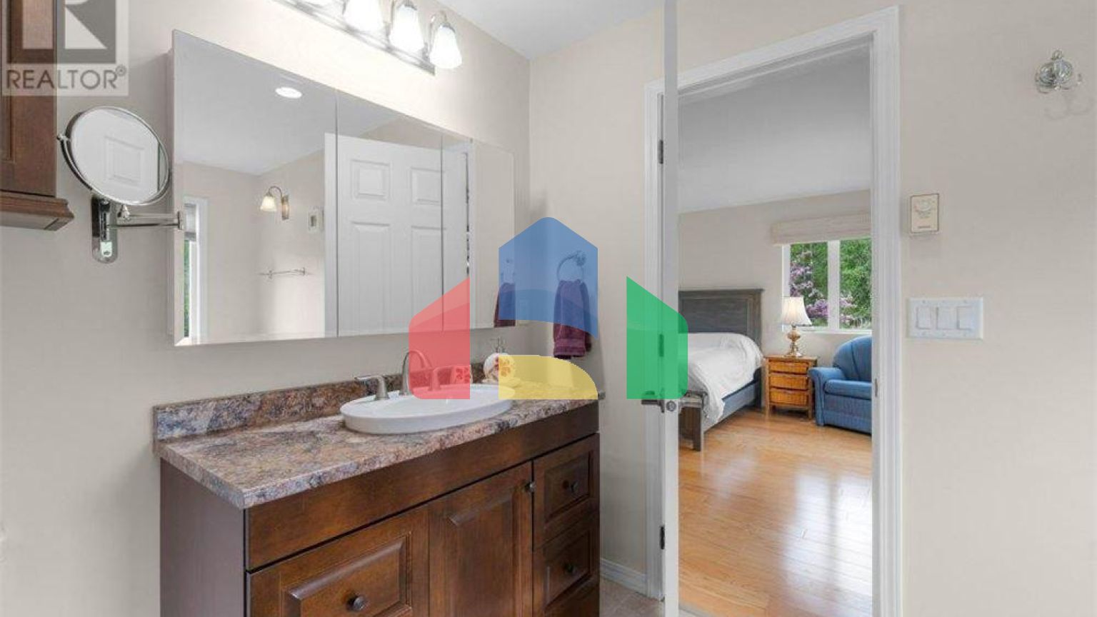 Residential - Single Family Home - Salmon Arm, Canada - Canada