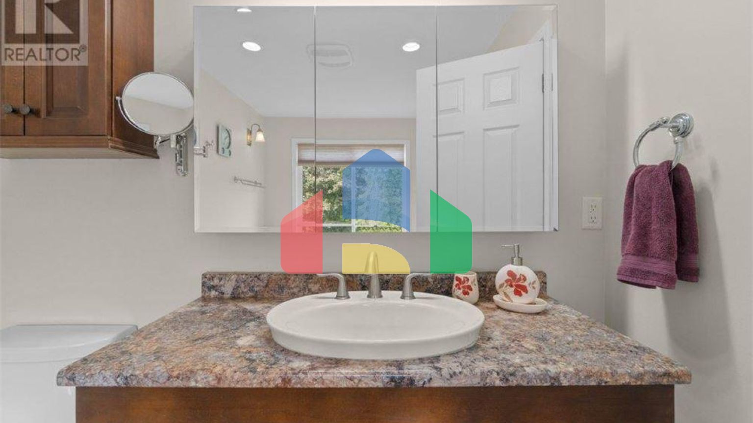 Residential - Single Family Home - Salmon Arm, Canada - Canada