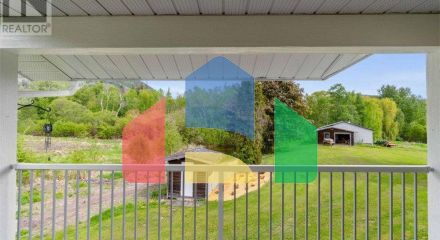 Residential - Single Family Home - Salmon Arm, Canada - Canada