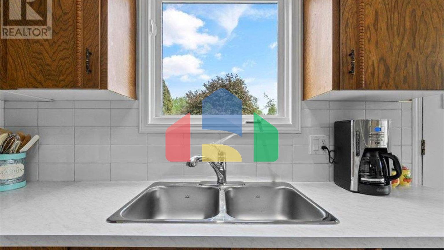 Residential - Single Family Home - Salmon Arm, Canada - Canada