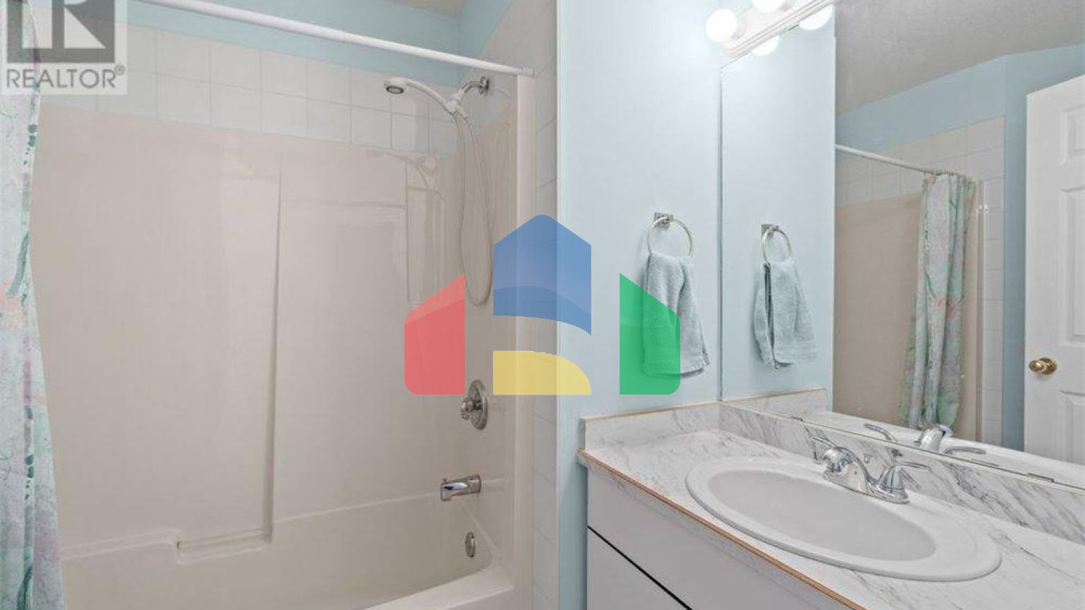 Residential - Townhouse - Salmon Arm, Canada - Canada