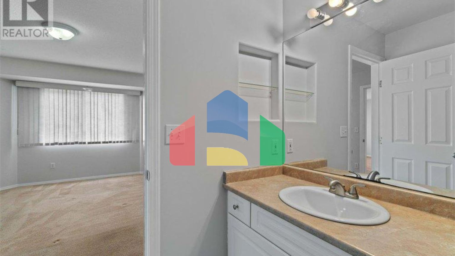 Residential - Townhouse - Salmon Arm, Canada - Canada