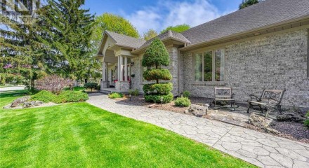 Residential - Single Family Home - Sarnia, Canada - Canada