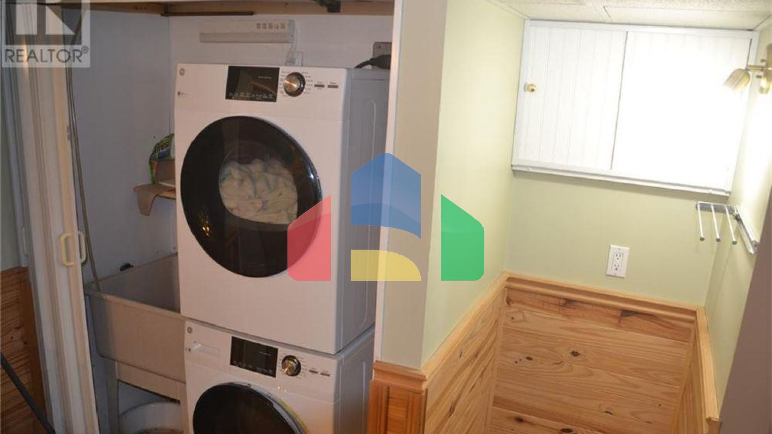 Residential - Single Family Home - Sarnia, Canada - Canada