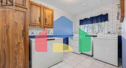 Residential - Single Family Home - Sarnia, Canada - Canada