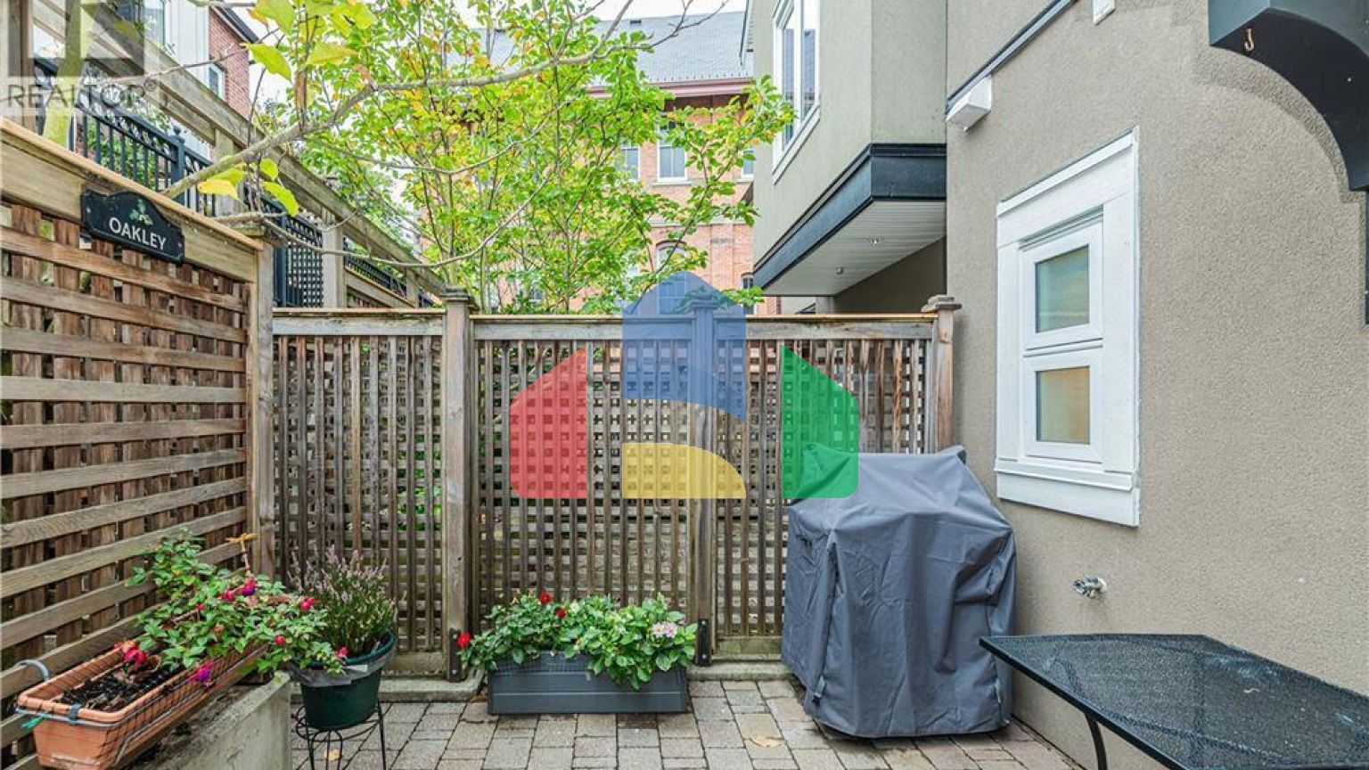 Residential - Townhouse - Victoria, Canada - Canada