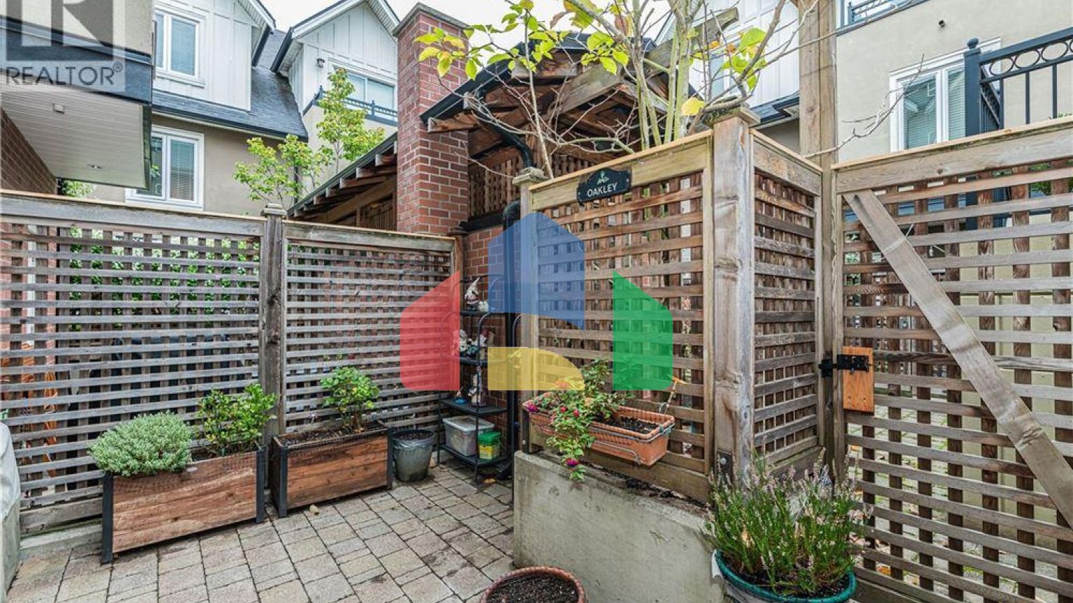 Residential - Townhouse - Victoria, Canada - Canada