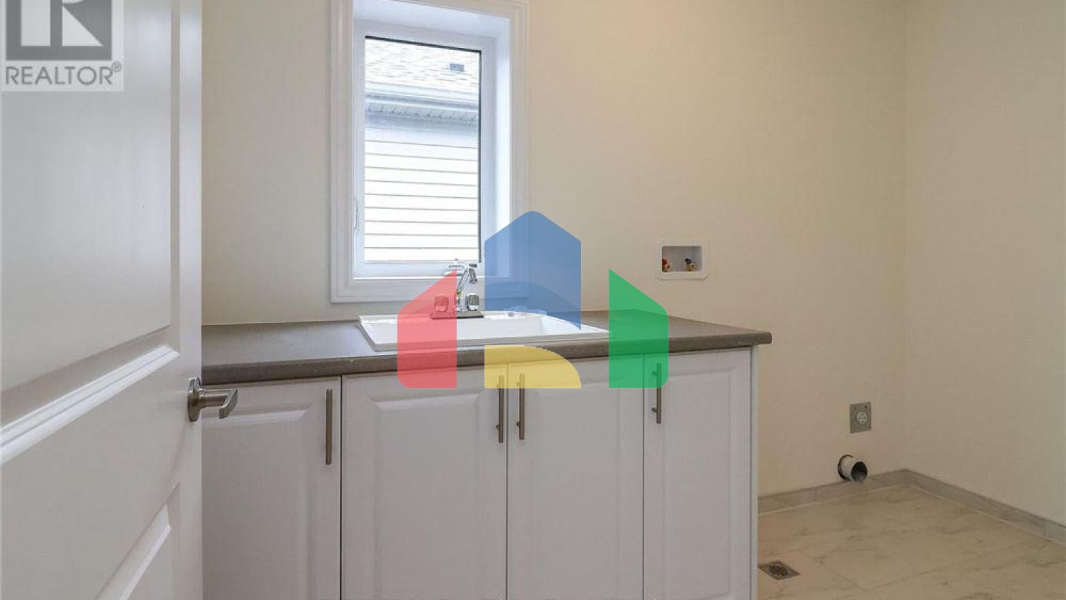 Residential - Single Family Home - Wasaga Beach, Canada - Canada