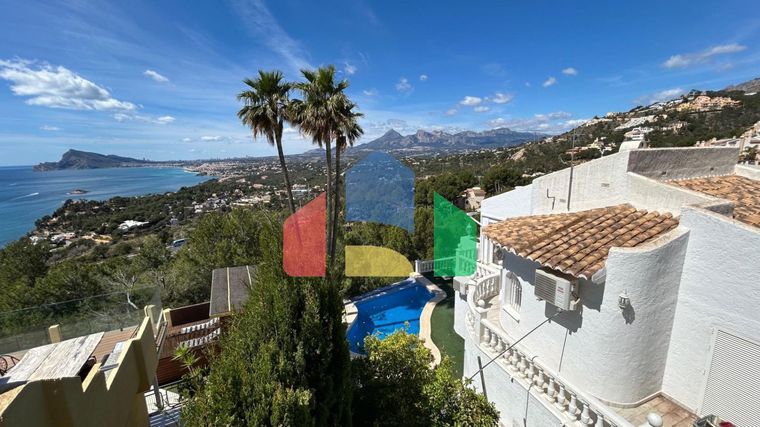 Вилла в средиземноморском стиле с видом на море в Алтеа Хиллс