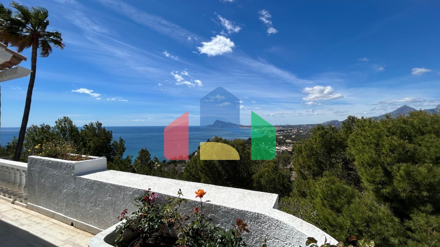 Вилла в средиземноморском стиле с видом на море в Алтеа Хиллс