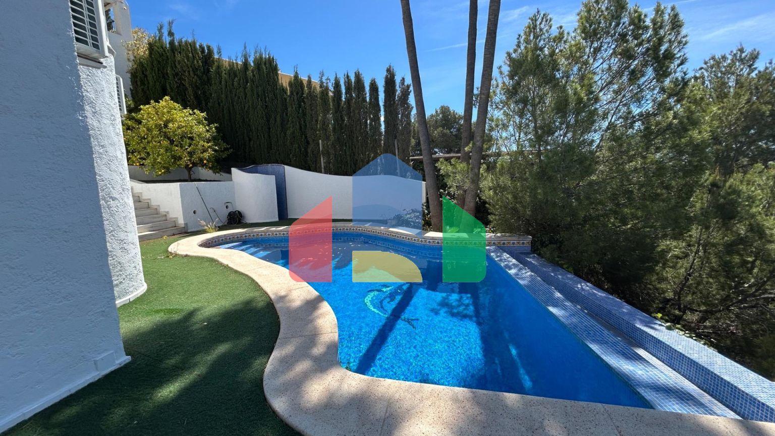 Вилла в средиземноморском стиле с видом на море в Алтеа Хиллс