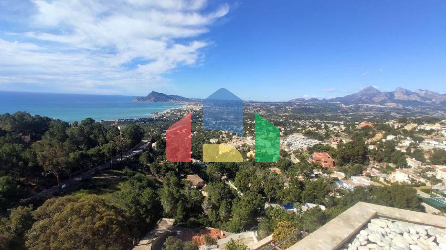 НОВАЯ ВИЛЛА КЛАССА ЛЮКС В АЛТЕЕ