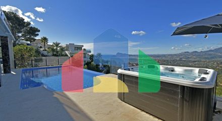 Роскошная вилла с видом на море и горы