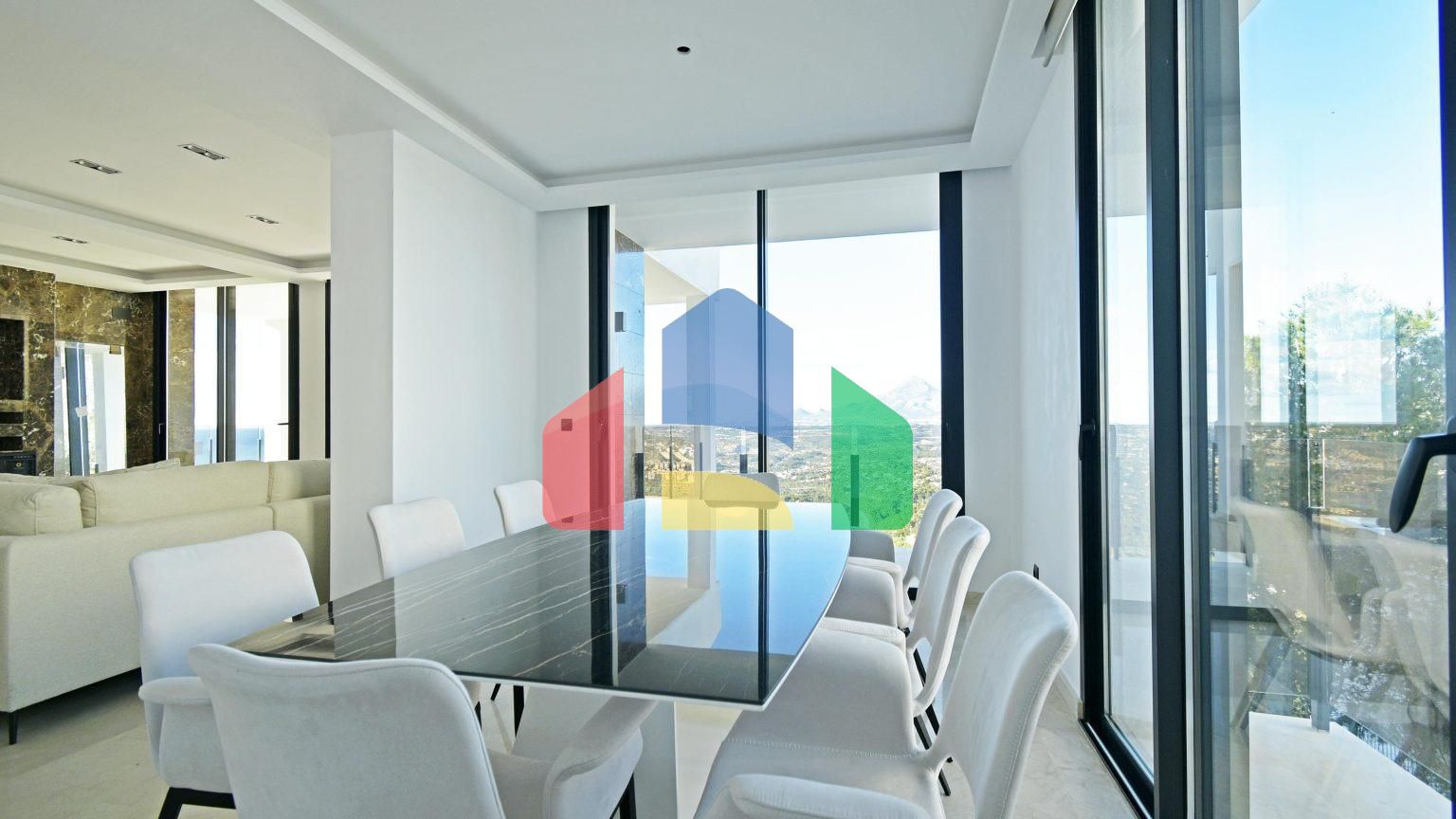 Роскошная вилла с видом на море и горы