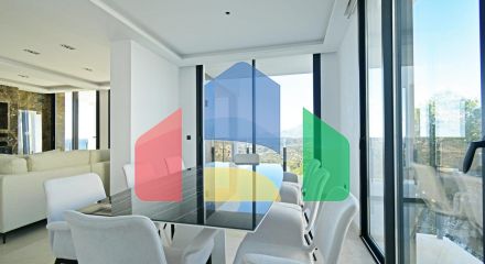 Роскошная вилла с видом на море и горы