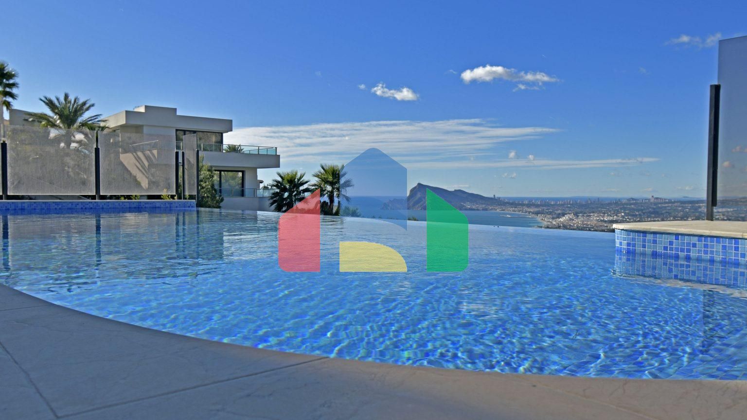 Роскошная вилла с видом на море и горы