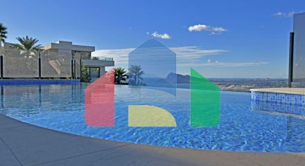 Роскошная вилла с видом на море и горы