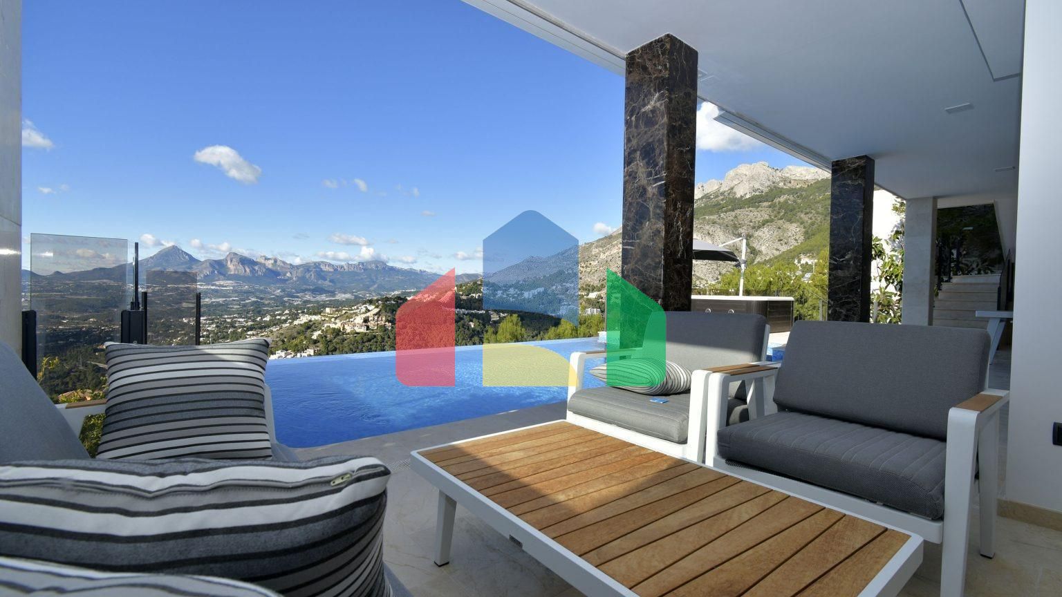 Роскошная вилла с видом на море и горы