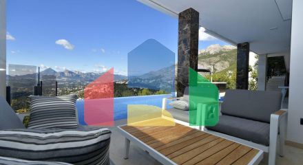 Роскошная вилла с видом на море и горы