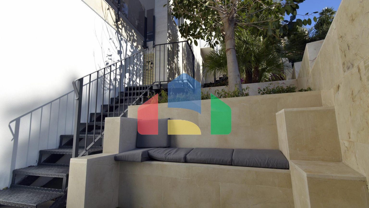 Роскошная вилла с видом на море и горы