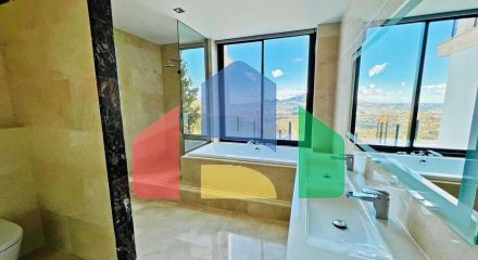 Роскошная вилла с видом на море и горы