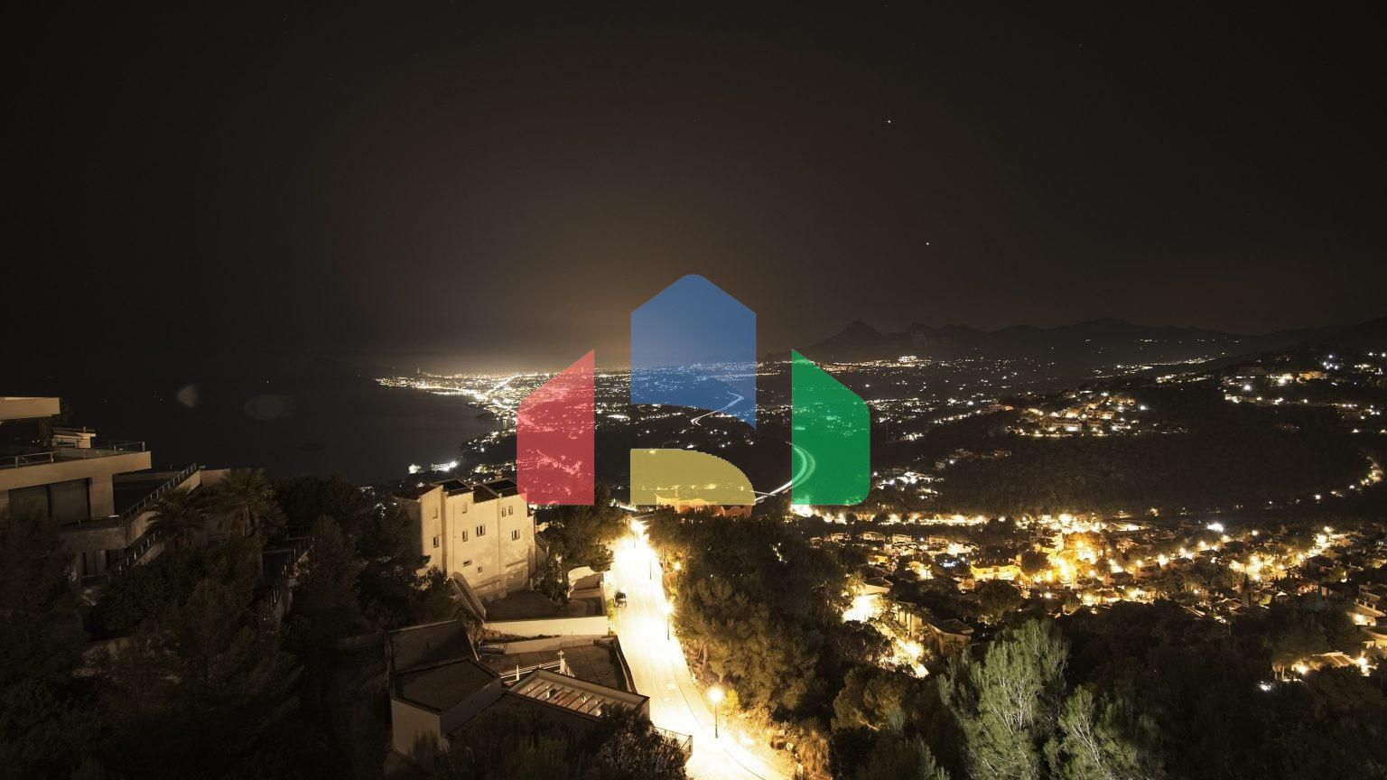 Роскошная вилла с видом на море и горы