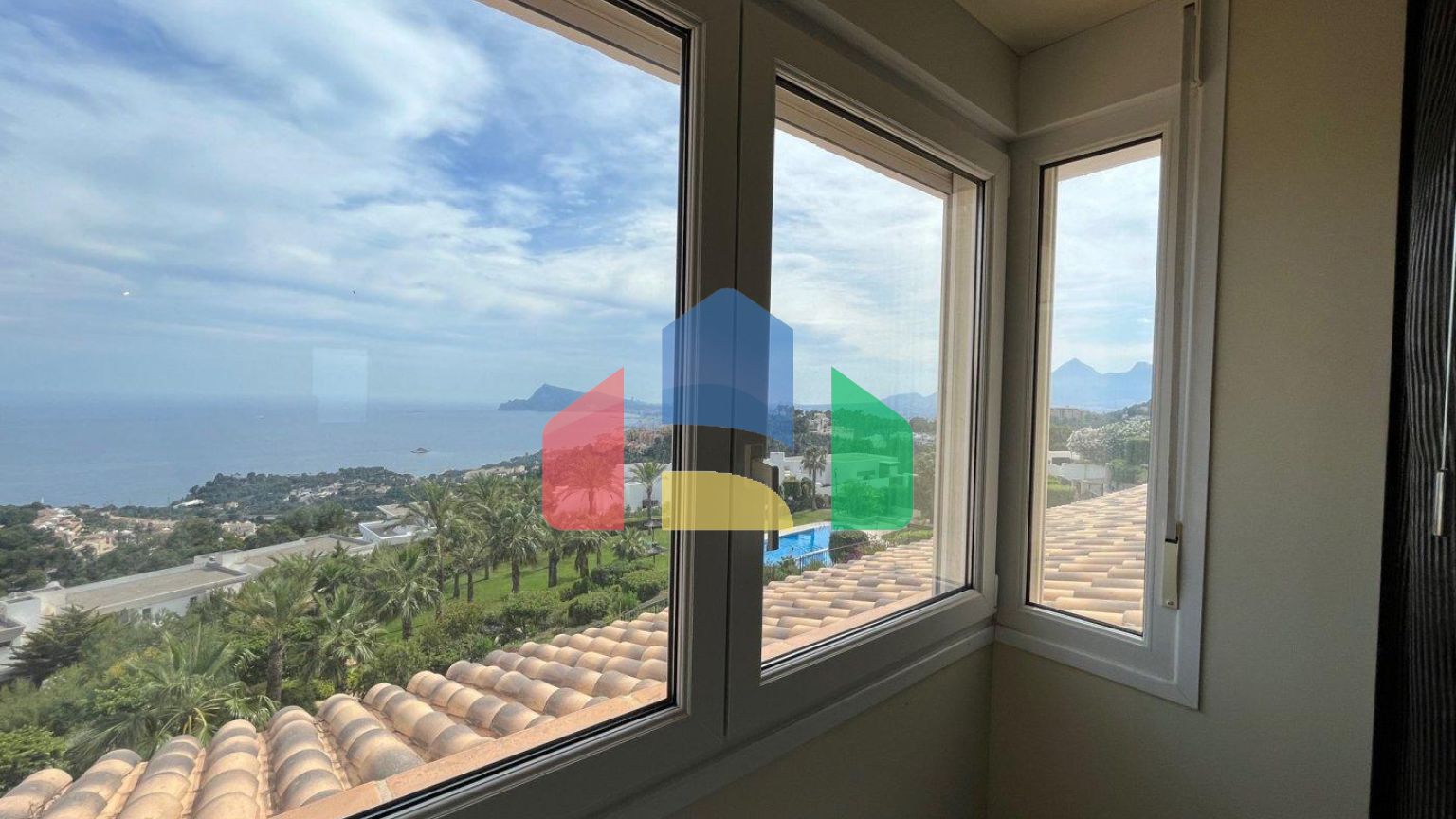 ЭКСКЛЮЗИВНАЯ КВАРТИРА С ВИДОМ НА МОРЕ ALTEA HILLS