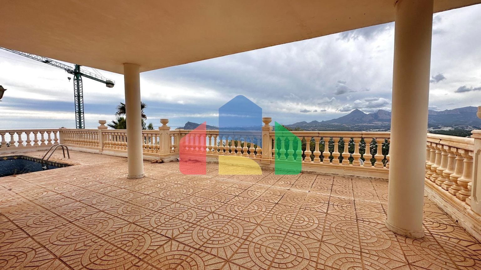 «Вилла с панорамным видом и большим потенциалом в Альтеа Хиллз»