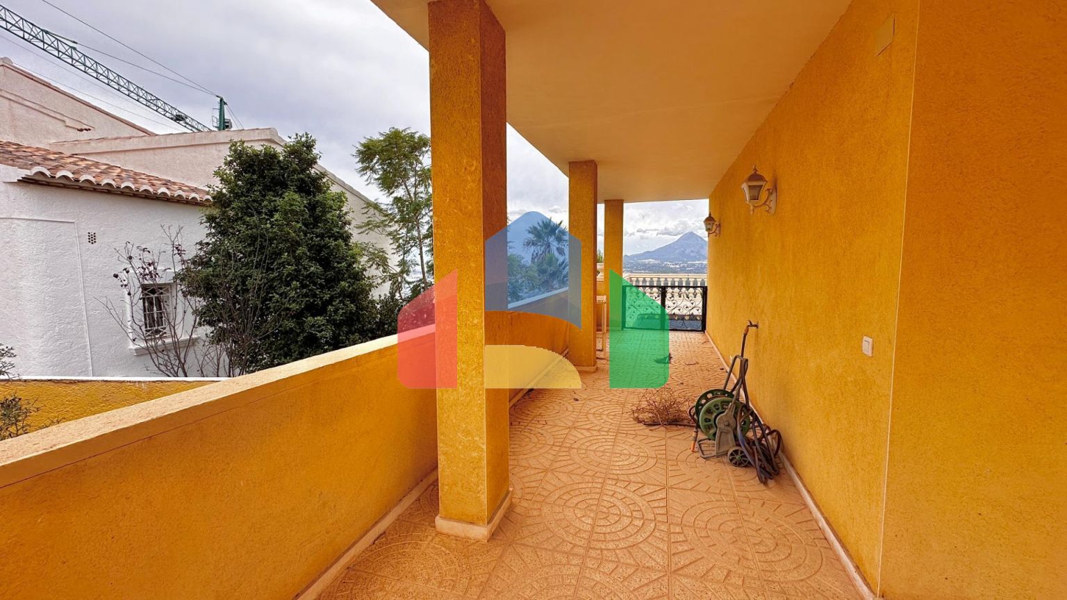 «Вилла с панорамным видом и большим потенциалом в Альтеа Хиллз»