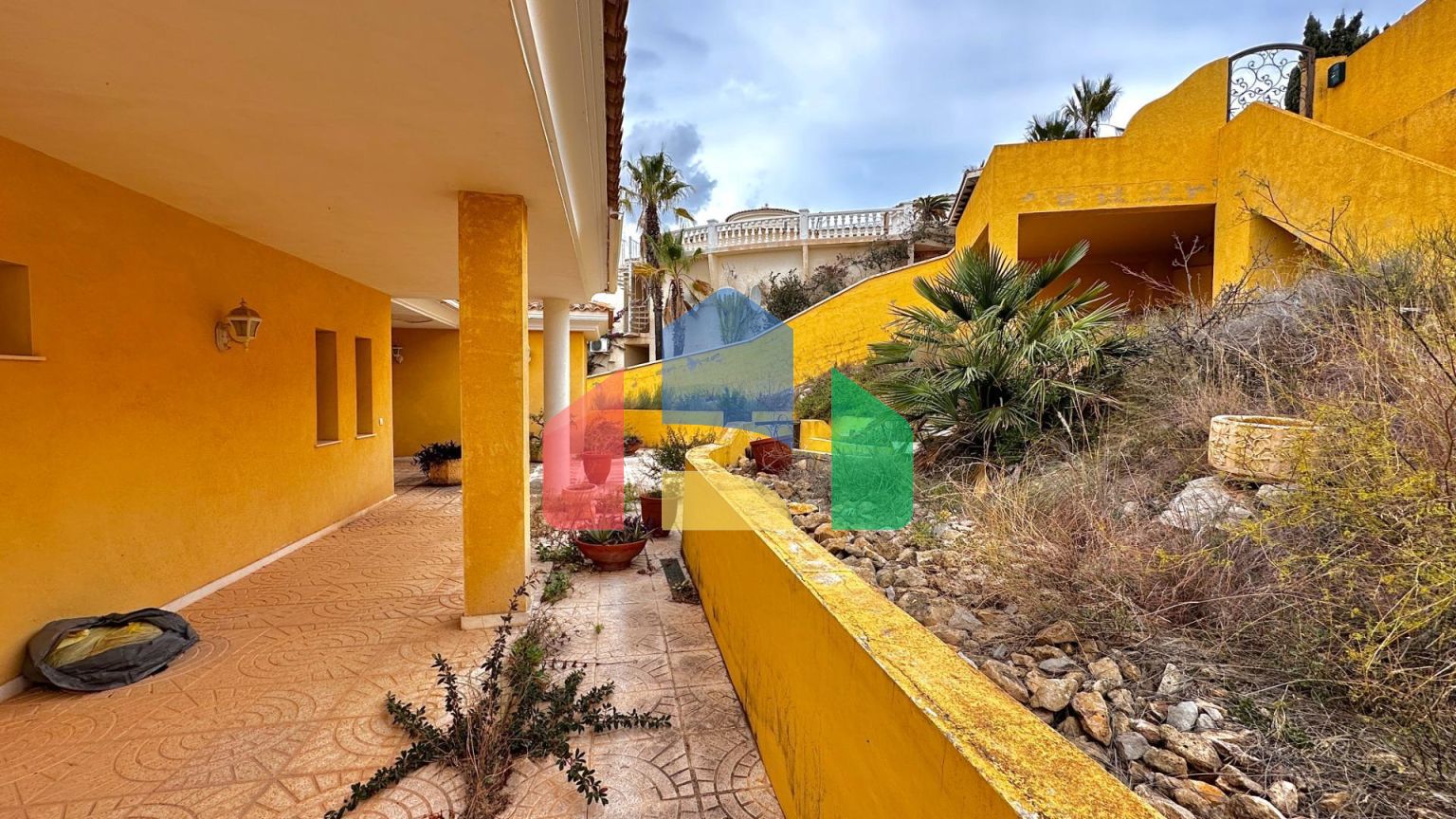 «Вилла с панорамным видом и большим потенциалом в Альтеа Хиллз»