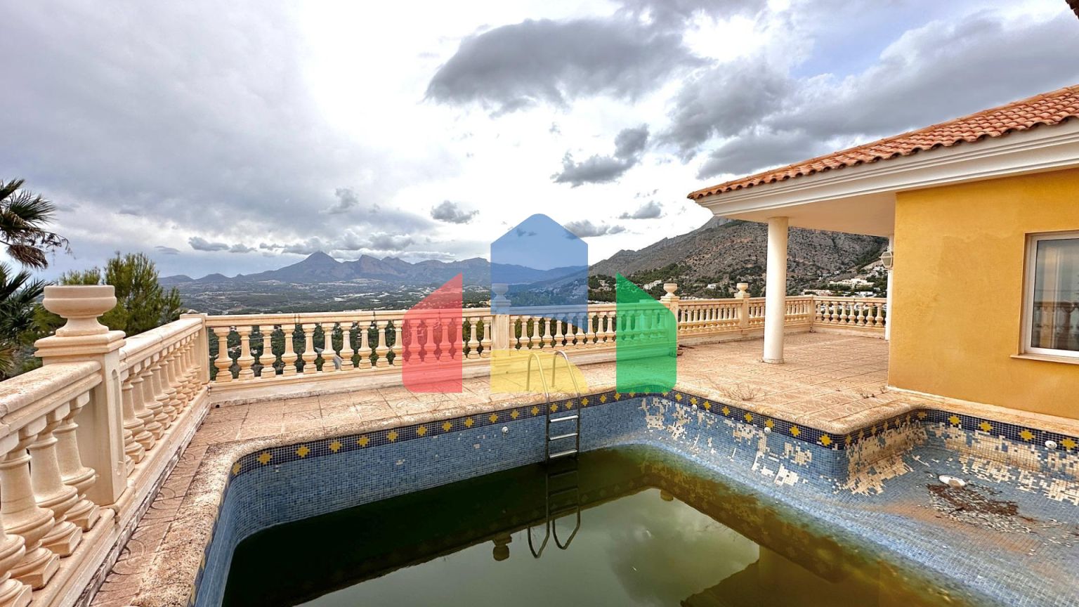 «Вилла с панорамным видом и большим потенциалом в Альтеа Хиллз»