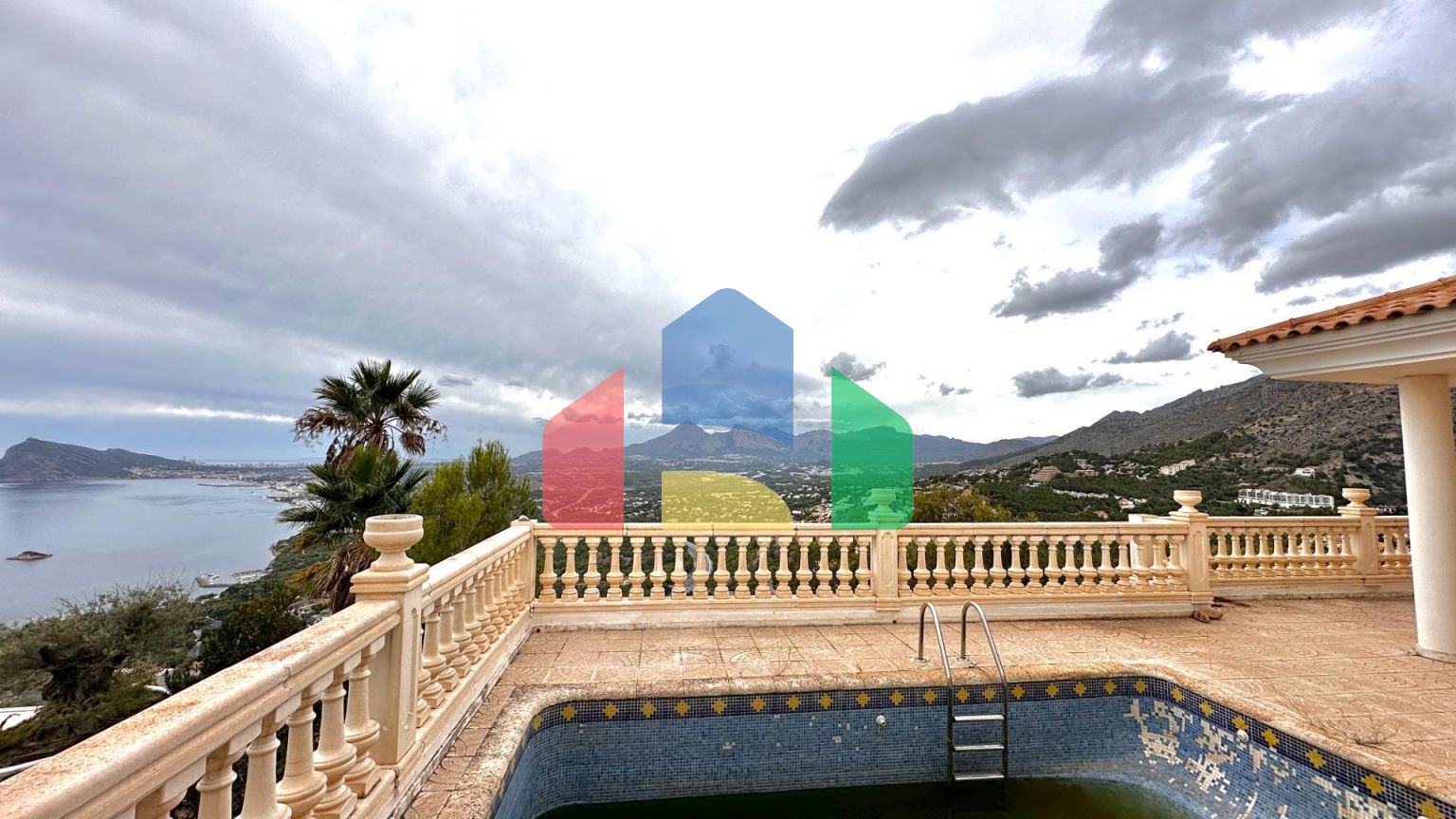 «Вилла с панорамным видом и большим потенциалом в Альтеа Хиллз»