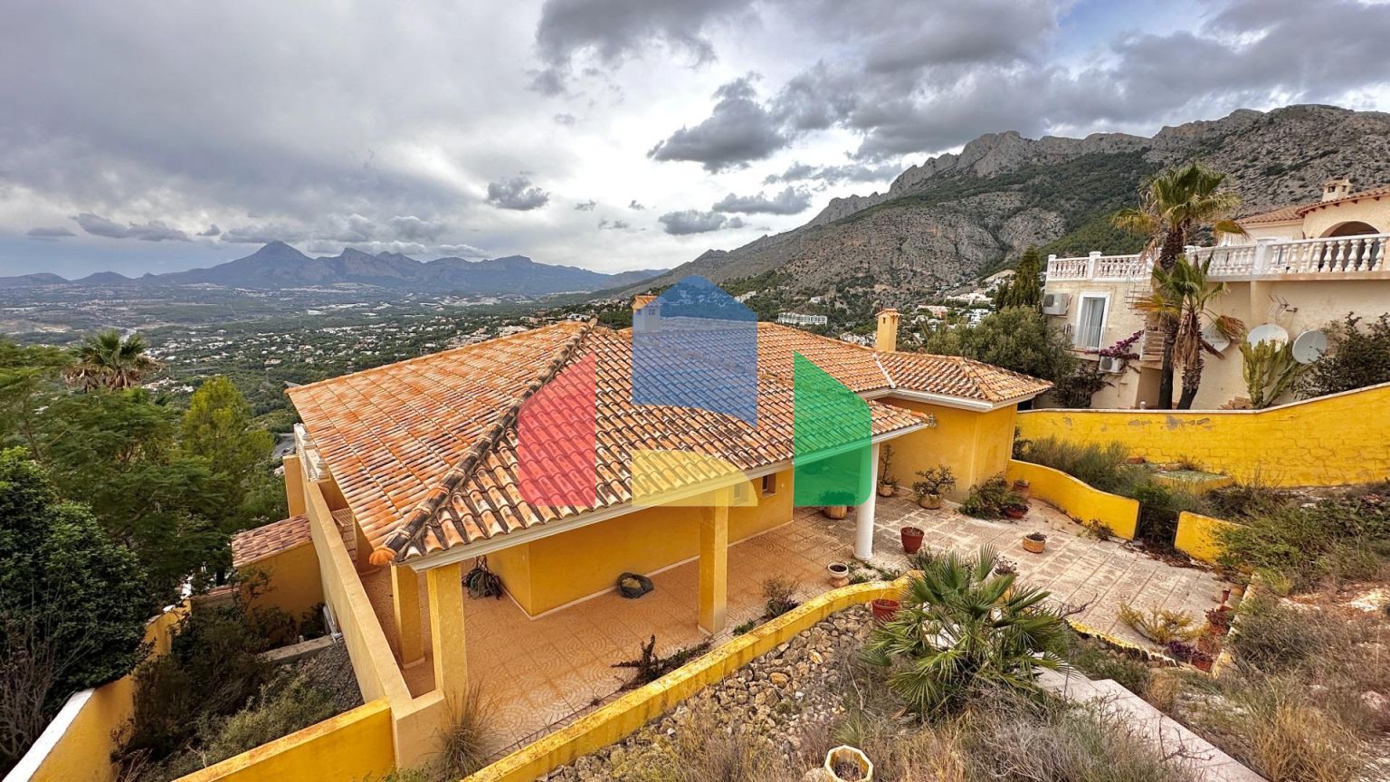 «Вилла с панорамным видом и большим потенциалом в Альтеа Хиллз»