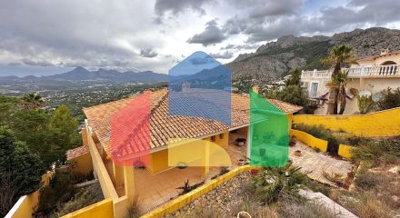 «Вилла с панорамным видом и большим потенциалом в Альтеа Хиллз»