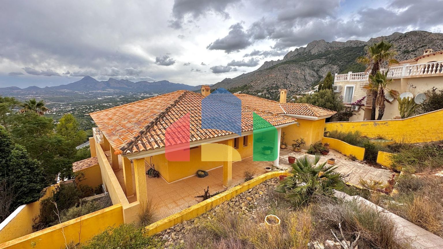 «Вилла с панорамным видом и большим потенциалом в Альтеа Хиллз»