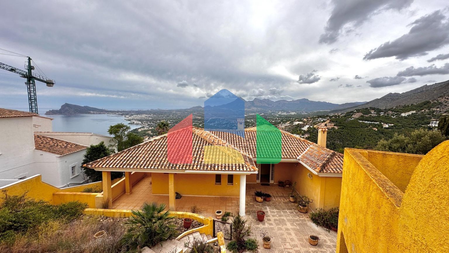 «Вилла с панорамным видом и большим потенциалом в Альтеа Хиллз»