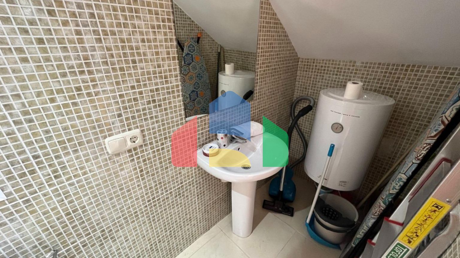 Светлый двухуровневый пентхаус у моря